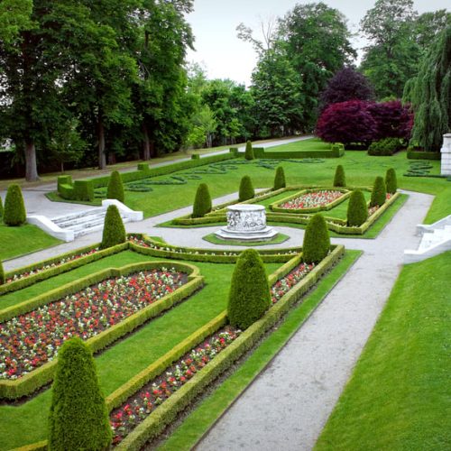 a-fancy-landscaped-park-or-garden-with-flowers-and-highly-groomed-hedges-SBI-301048126